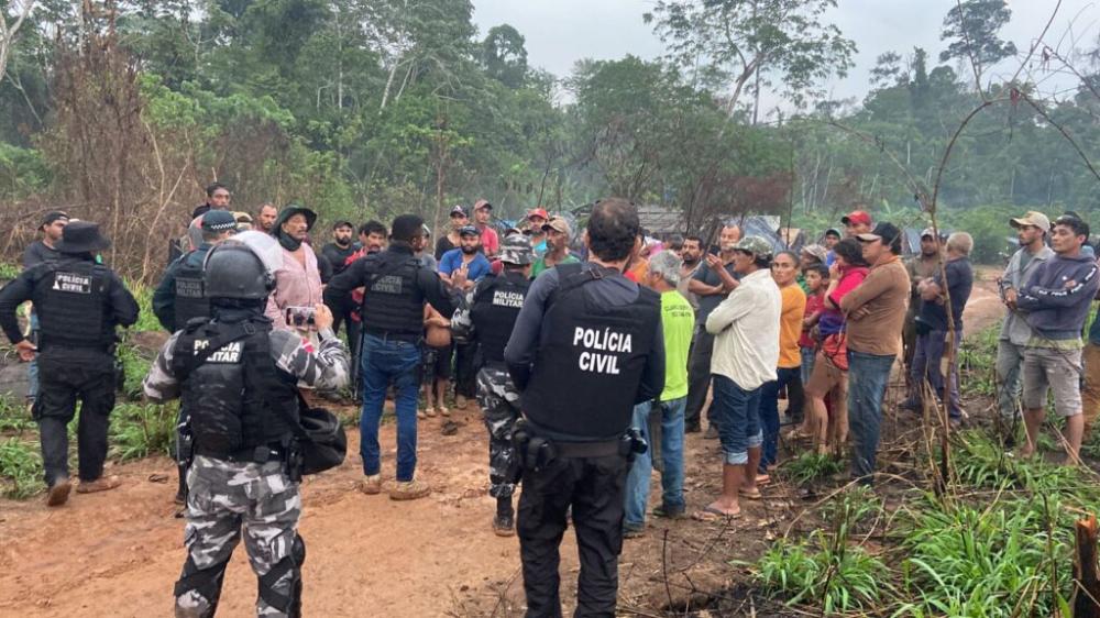 Pm E Civil Retiram Invasores De Fazenda