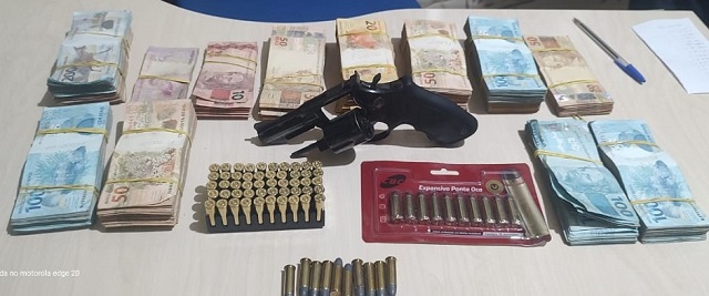 Caminhoneiro é preso com arma, munições, R$ 100 mil e transportando 18 pessoas