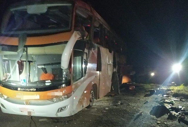 Ônibus que partiu de Tucuruí com destino a Goiânia tomba, deixando dois mortos e feridos na BR-153