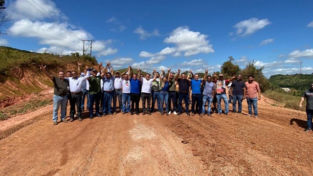 Deputados, prefeitos e comissão asfalto BR 422 vistoriam obras de pavimentação