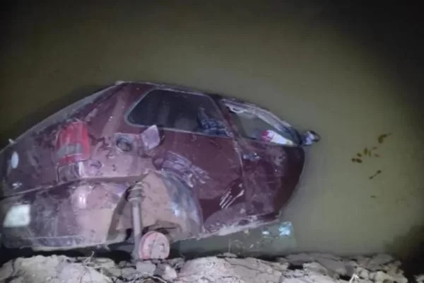 Família morre afogada após carro cair de ponte em Goiás