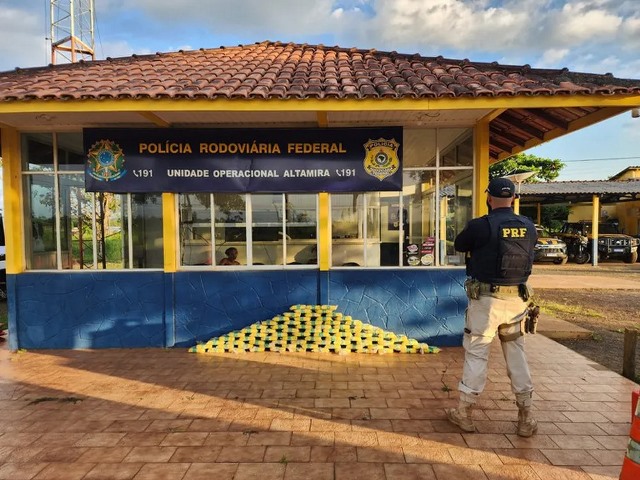 Mais de 80 kg de pasta base de cocaína são encontrados em porta-malas de carro