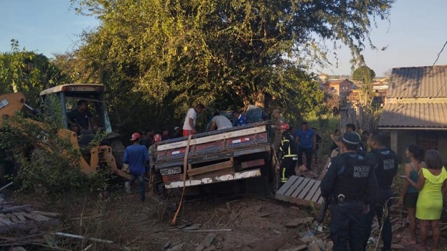 Tucuruí: Caminhão desgovernado bate em árvore e ajudante morre