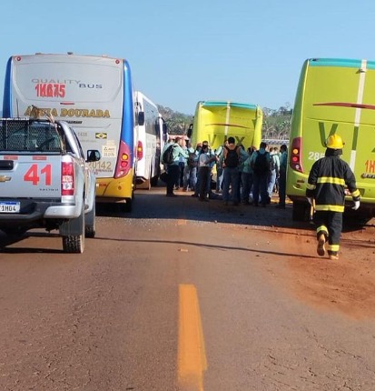 Acidente envolvendo ônibus e caminhonetes deixa várias pessoas feridas na estrada de acesso ao S11D