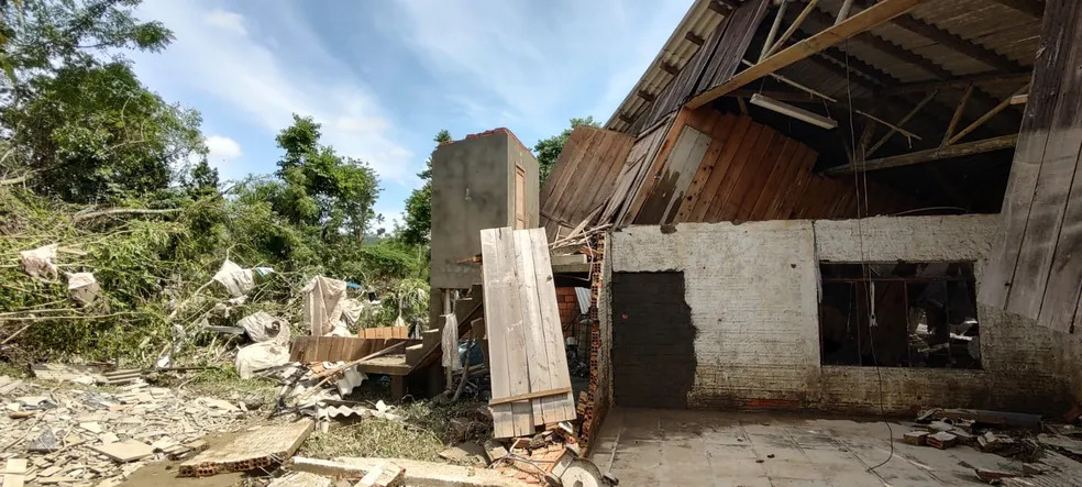 Tornado, raio, enchentes: eventos climáticos recentes deixam mortos e desabrigados