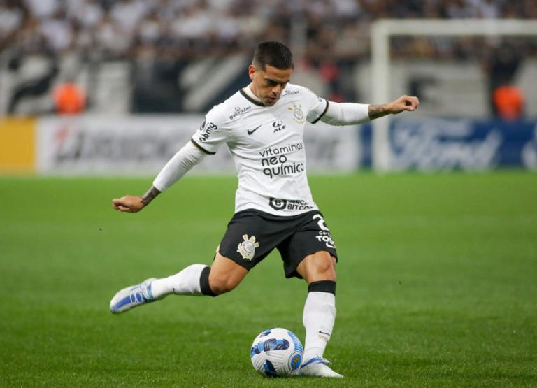 Fagner segue com dores e deve ser baixa do Corinthians contra o Boca