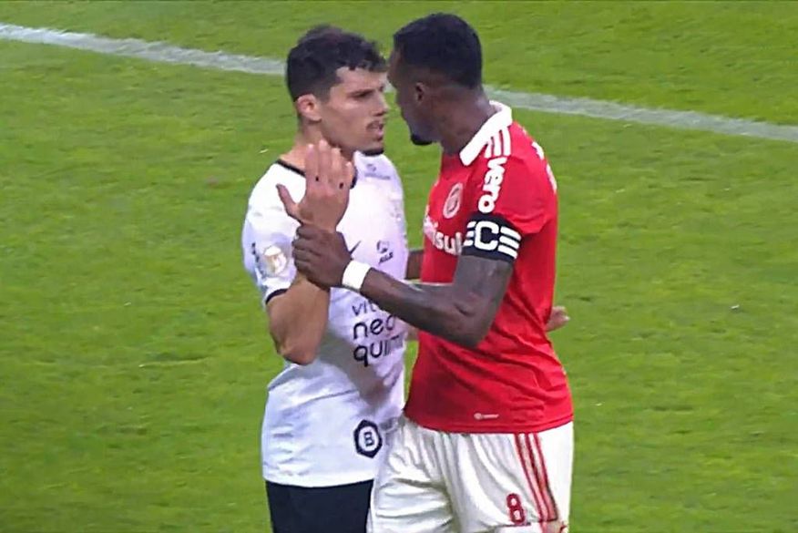 Edenilson acusa Rafael Ramos de injúria racial em jogo do Brasileiro