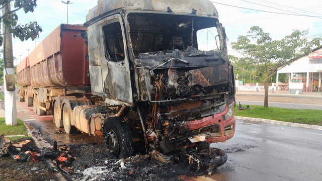 Carreta arrasta moto, pega fogo e dois morrem em Marabá
