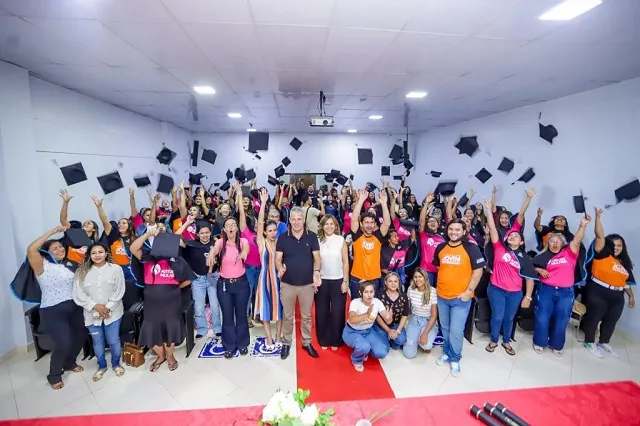Em Canaã, dezenas de mulheres recebem certificação de cursos profissionalizantes 