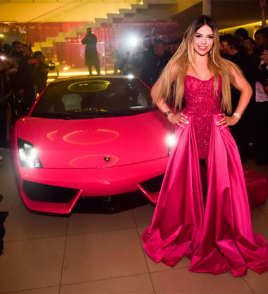Mc Melody ganha Lamborghini de mais de um milhão de reais durante aniversário de 15 anos de idade
