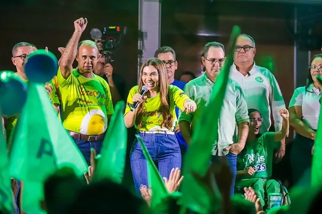 Em 1° comício, Josemira leva multidão às ruas do centro de Canaã