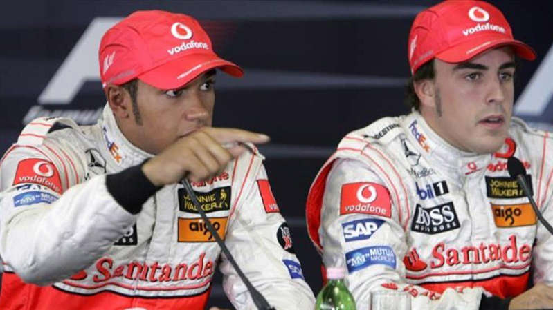 Alonso dá “boas-vindas” a Hamilton na F1: “Pilota tão bem quanto antes e fica 1s atrás”