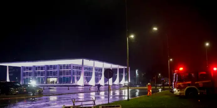 Noite de ontem (13/11) foi de tensão em Brasília. (Reprodução | Agência Brasil)