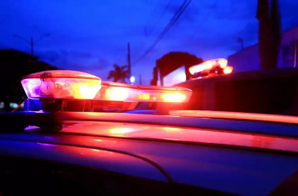Homem esfaqueia duas pessoas em via pública