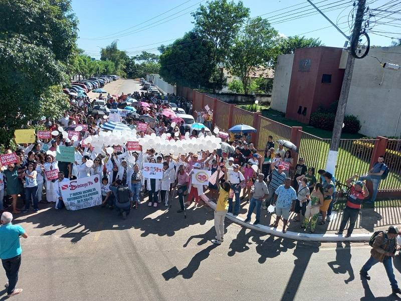 No 3º dia de greve, servidores fecham ponte e invadem a Câmara