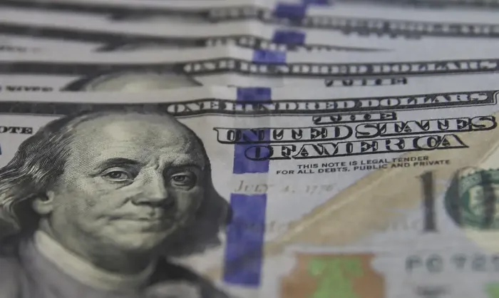 Banco Central leiloa US$ 3 bi na quinta-feira para segurar dólar