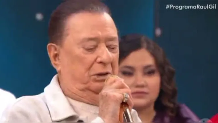 Raul Gil chora ao se despedir do SBT em último programa