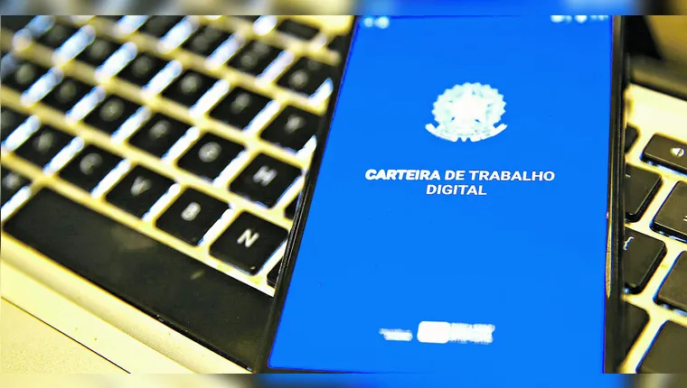 No modelo CLT tradicional, o registro na carteira de trabalho efetiva o vínculo entre empresa e colaborador | Lorena Pantoja