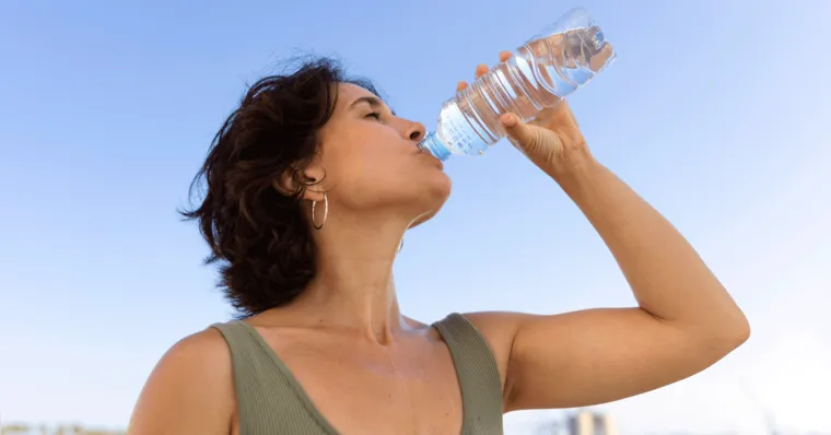 Beber água ajuda a prevenir AVC? Entenda o que diz a ciência