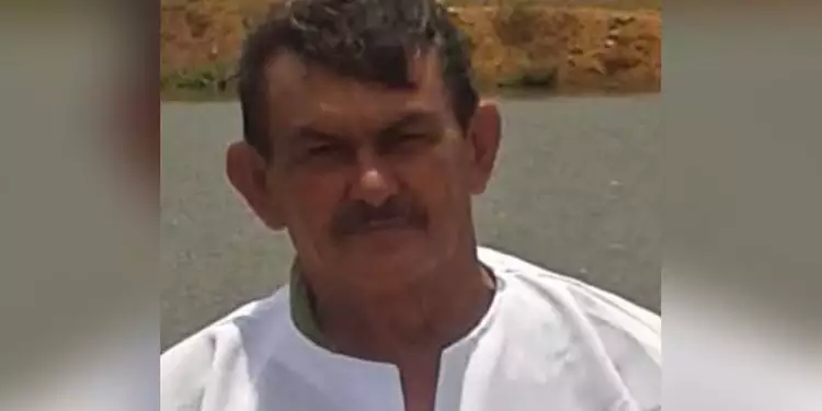 A vítima, identificada como “Seu Freitas”, foi encontrada com os olhos vendados e os pés amarrados, em sua própria residência (Reprodução/Canaã Ativa)