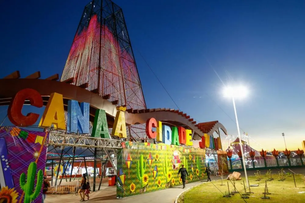 Canaã Cidade Junina 2025 Encanta Visitantes com Fogueira Gigante e Apresentações