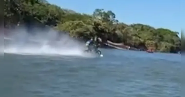 Motoqueiro atravessa rio com 'moto sobre as águas' e vídeo viraliza nas redes; assista