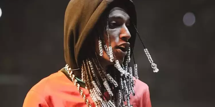 Rapper Oruam se entrega à polícia após pedido de prisão ser decretado