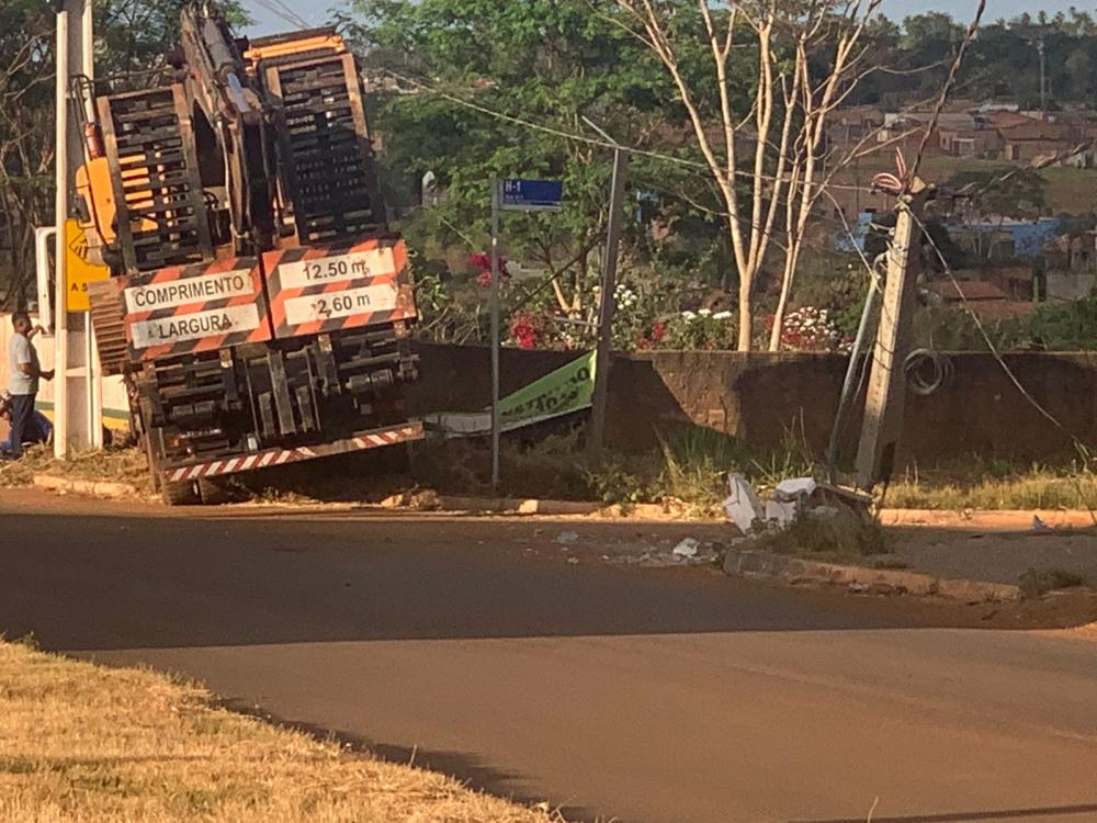 Motorista de caminhão passa mal, perde controle e bate em poste na avenida Ipê, próximo ao cemitério.