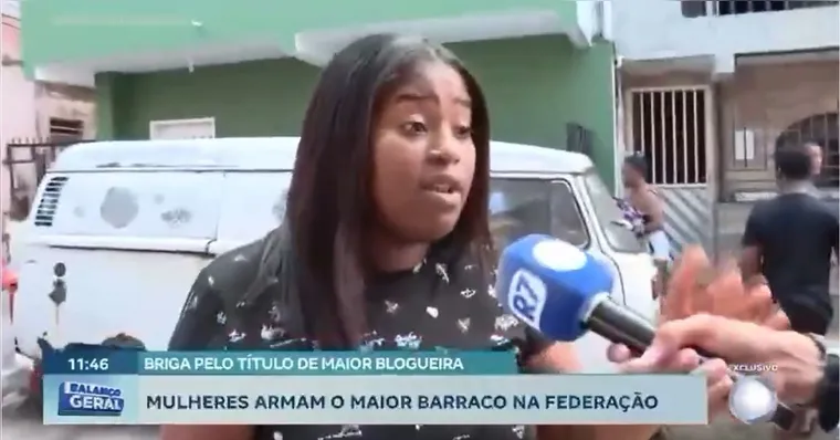 “Minha B”: mulher choca repórter ao falar sobre genitália ao vivo