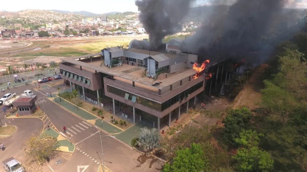 Incêndio destrói tudo e Prefeitura de Parauapebas já fala em “reconstrução”