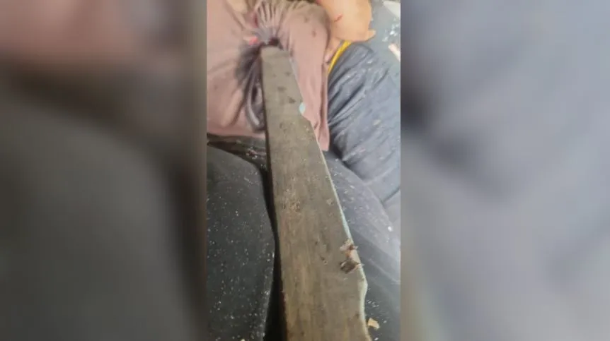 Motorista de van fica com estaca enfiada na barriga em acidente