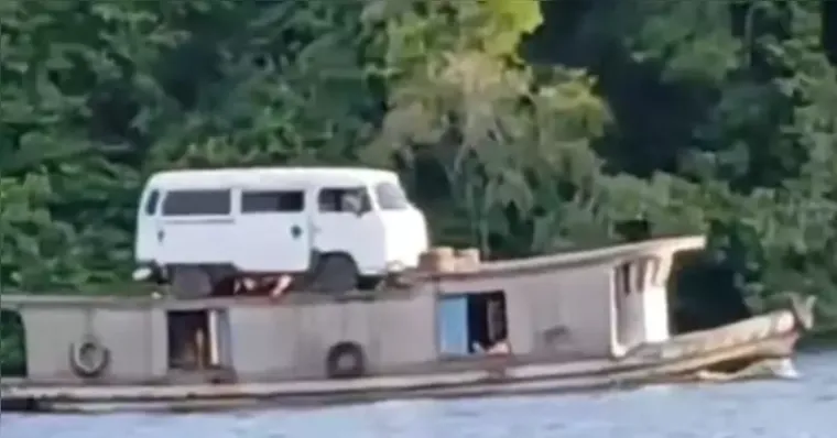 VÍDEO: kombi é transportada em cima de barco no Pará