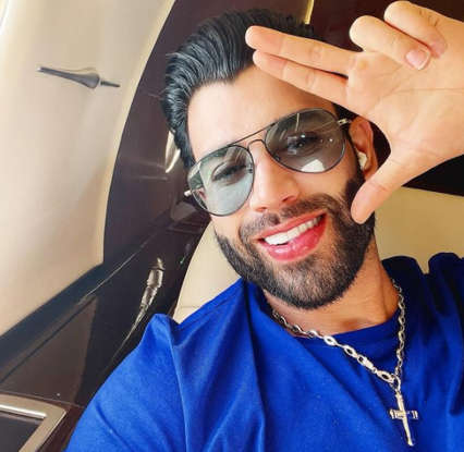 Gusttavo Lima tem colar roubado por fã durante show e se choca