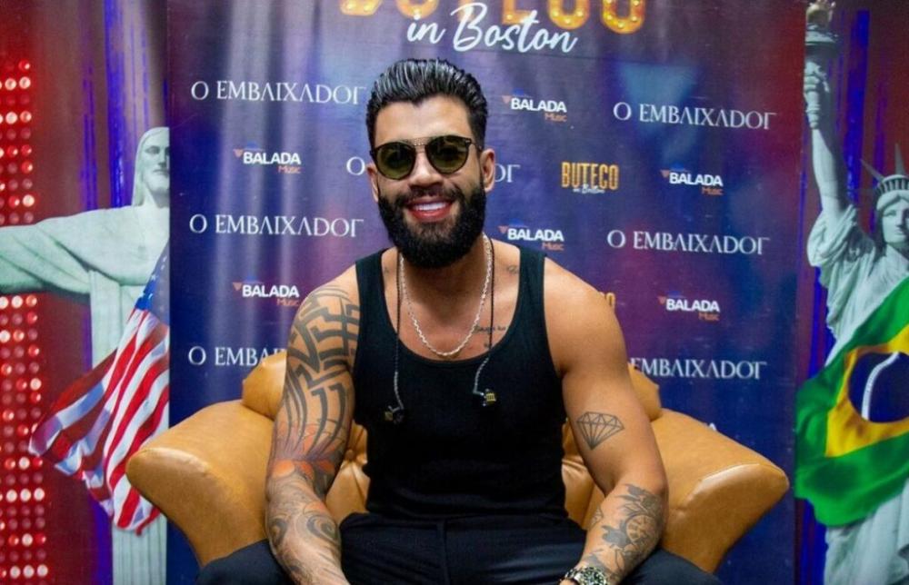 Gusttavo Lima recupera colar de R$ 100 mil arrancado por fã