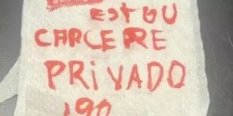 Mulher denuncia violência doméstica usando papel higiênico: ‘Cárcere privado’
