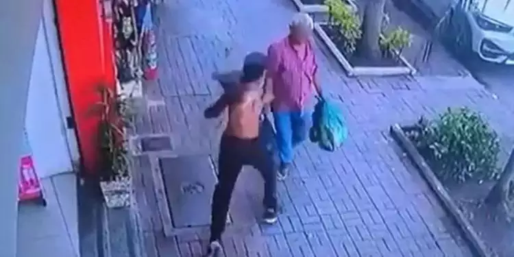 Idoso é agredido com soco no rosto enquanto caminhava por calçada