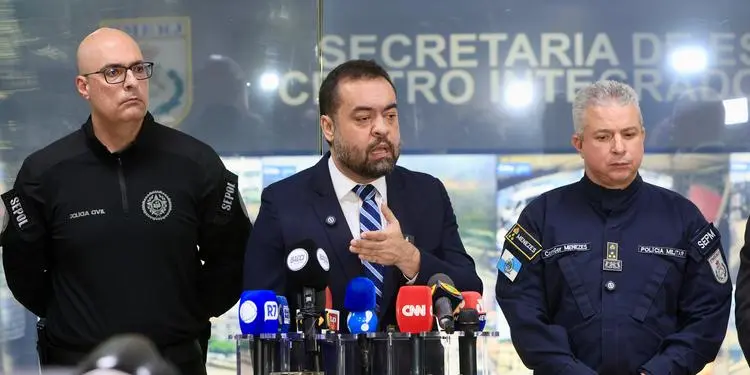 Governador Cláudio Castro (ao centro) durante coletiva de imprensa no Centro Integrado de Comando e Controle. (Rafael Wallace / Divulgação)