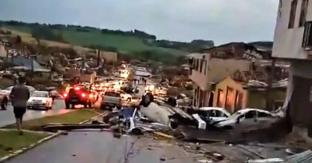 Cidade arrasada por tornado enfrenta desafio da reconstrução