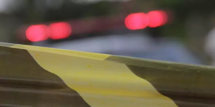 Jovem morre baleado após tentar esfaquear policial