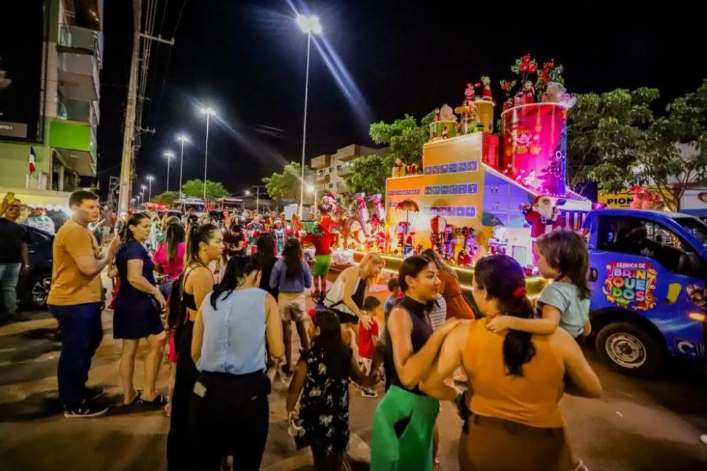 Canaã encanta moradores com 1ª Parada de Natal