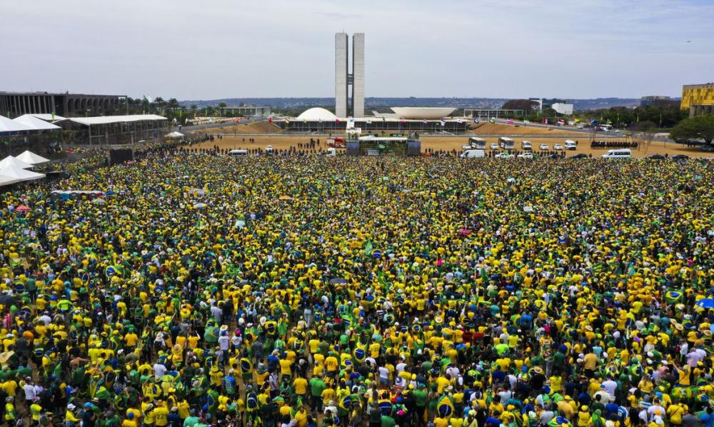 Desfile em comemoração ao Bicentenário reúne multidão na Esplanada