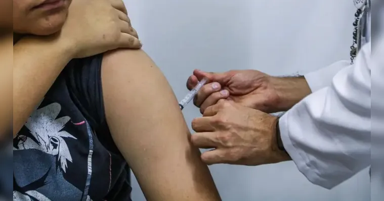 Até dezembro deste ano, a estratégia de resgate aplicou 208,7 mil doses da vacina, dos quais 91 mil em meninas e 117,7 mil em meninos. | Rovena Rosa / Agência Brasil