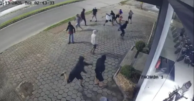 Grupo quebrou vidraças a pedradas para invadir loja | Reprodução