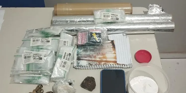 Polícia Militar apreendeu drogas e armas em casa, mas suspeitos de homicídio conseguiram escapar. (Divulgação PM)