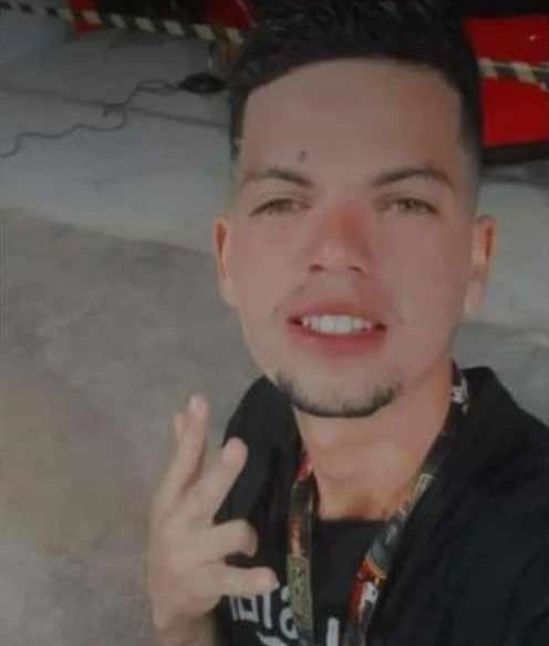 Motociclista é perseguido por automóvel, atropelado e morto a facadas