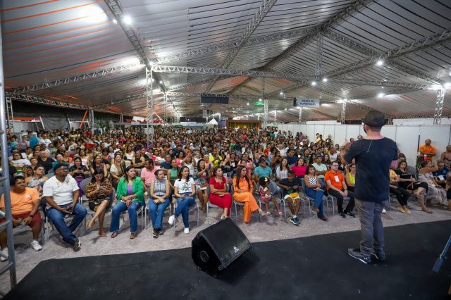Em auditório lotado, Bráulio Bessa inspira público com “Poesia que Transforma”