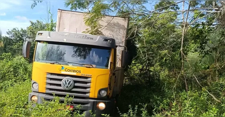 Segundo o próprio condutor, ele dirigia normalmente quando um carro fechou a passagem do caminhão, forçando a parada do veículo. | Reprodução
