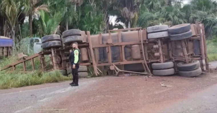 Apesar da gravidade do impacto, o caminhoneiro teve apenas prejuízos materiais. | Reprodução