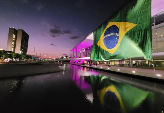 Bolsonaro manda estender bandeira gigante no Planalto e diz que ninguém terá coragem de tirar
