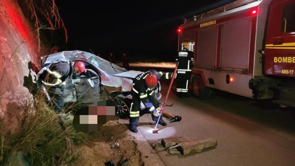  Carro se divide em dois em acidente com vítima fatal
